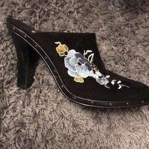 Beautiful a.n.a heels .... NEVER WORN...